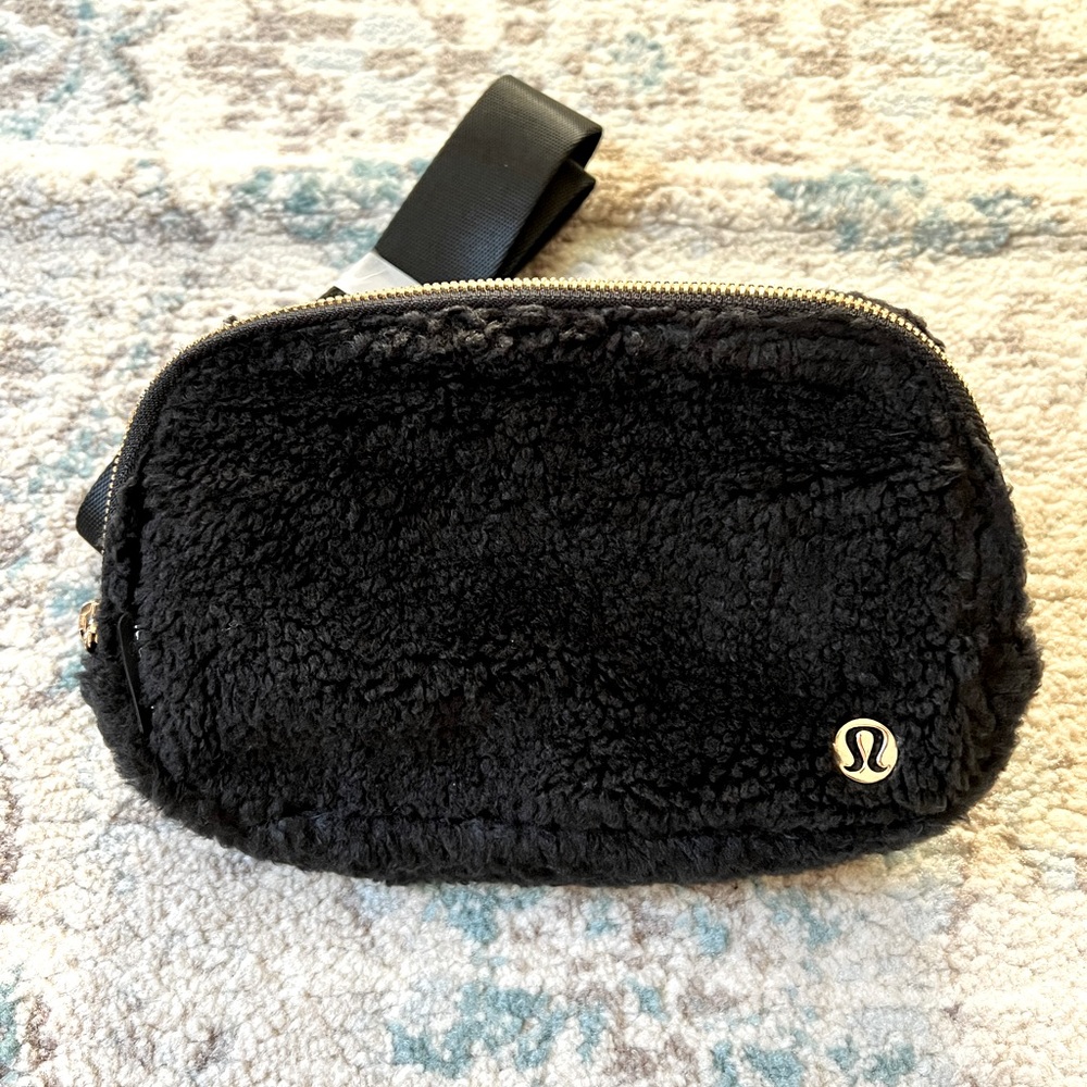 Lululemon Everywhere Fleece Belt Bag Black NWT